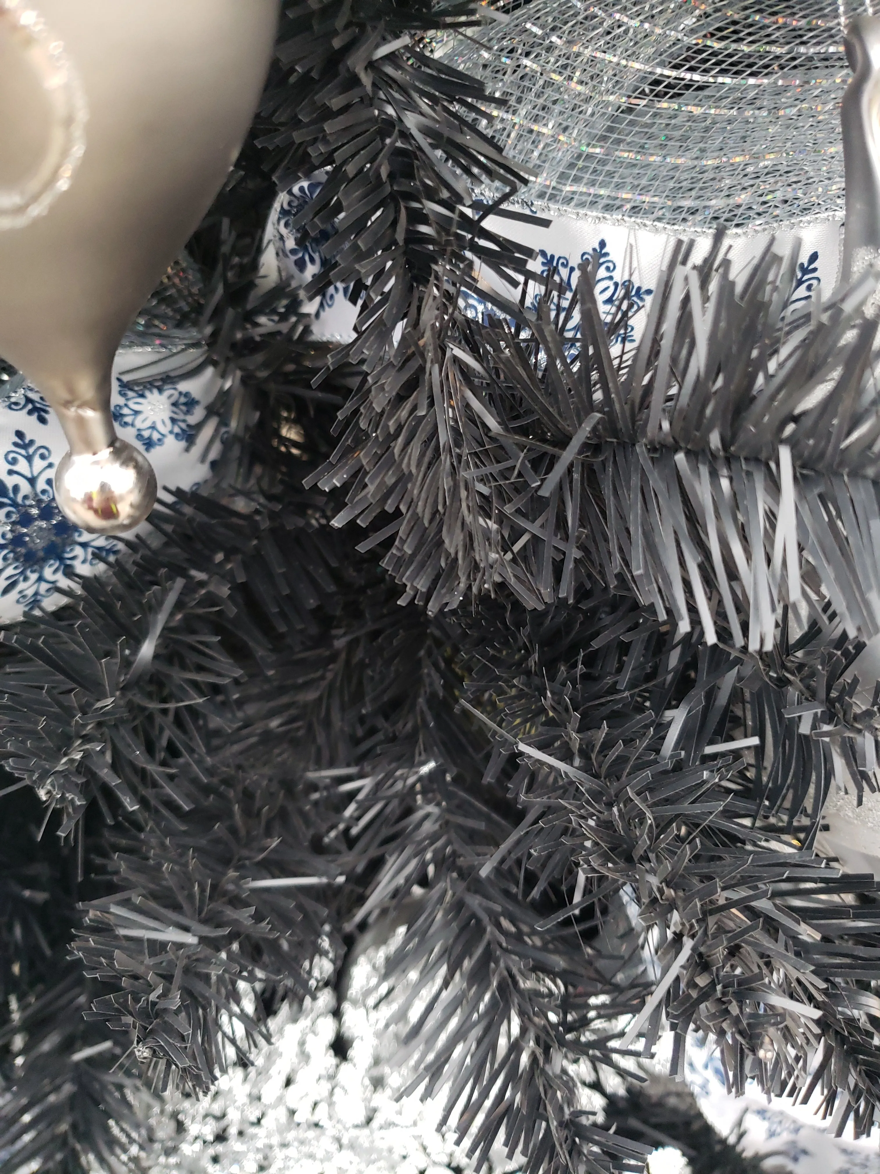 Artificial Tree - Black 7.5'