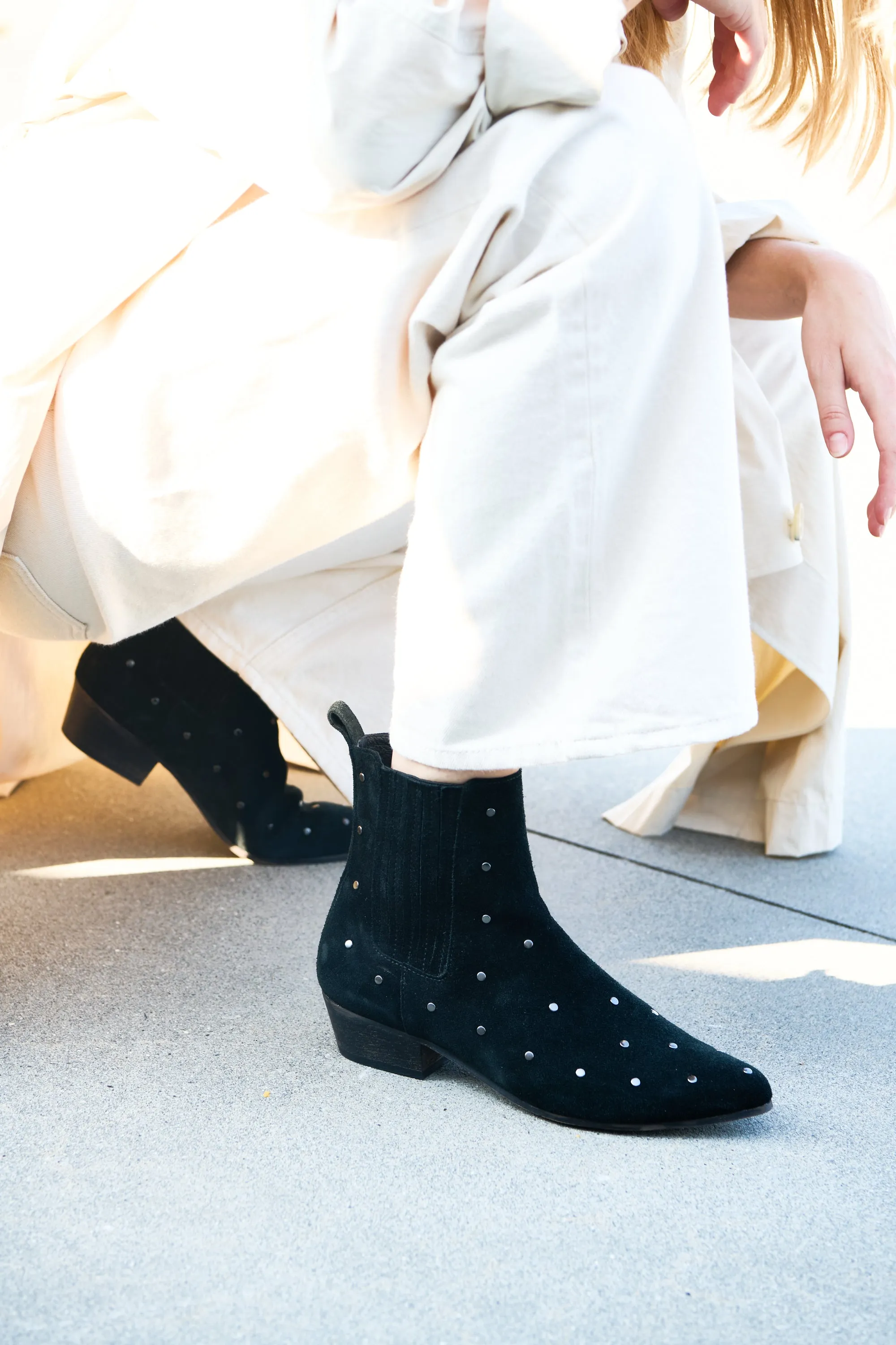 Bailey Suede - Black w. rivets