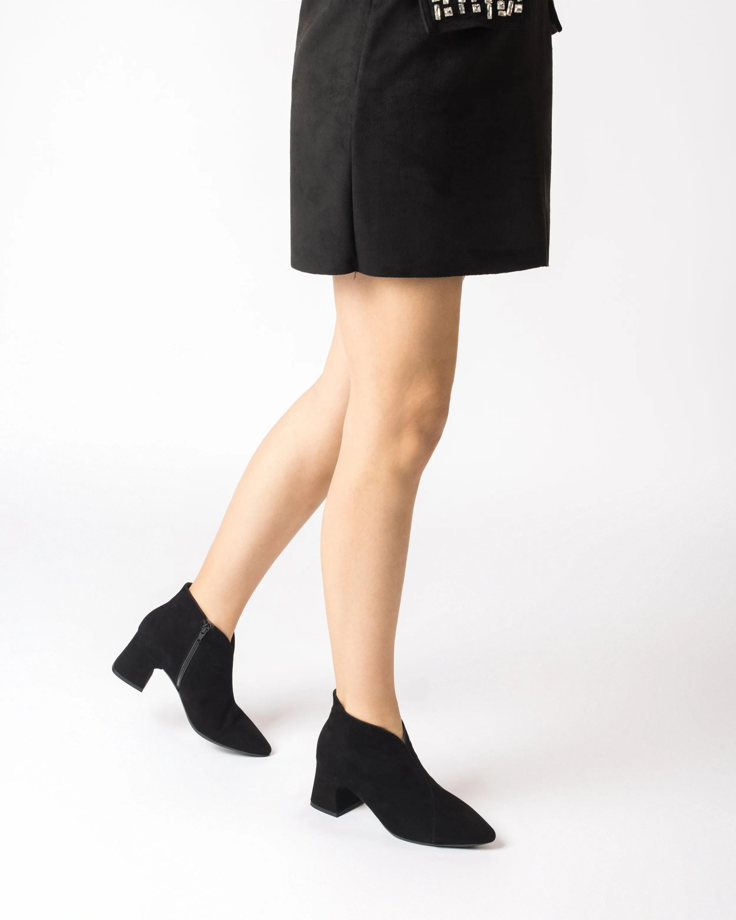 WONDERS Black Suede V-Cut Ankle Boot I-8021
